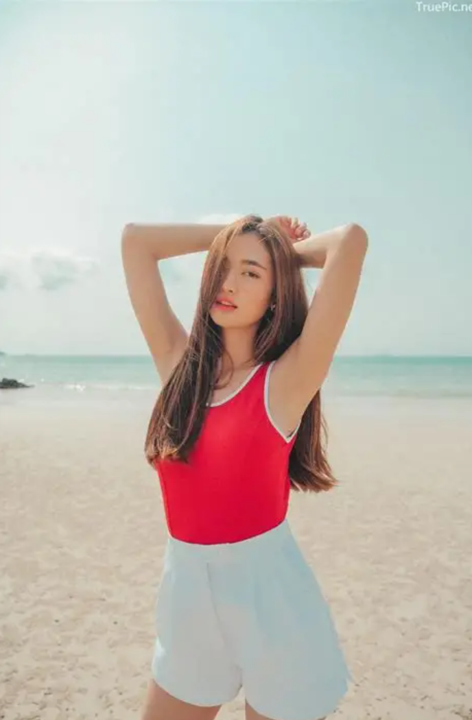 ชุดว่ายน้ำสีแดง